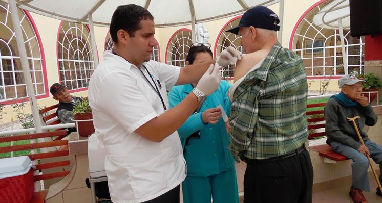 350 RESIDENTES DEL HOGAR DE HERMANITAS DE LOS ANCIANOS DESAMPARADOS PARTICIPAN EN CAMPAÑA DE VACUNACIÓN